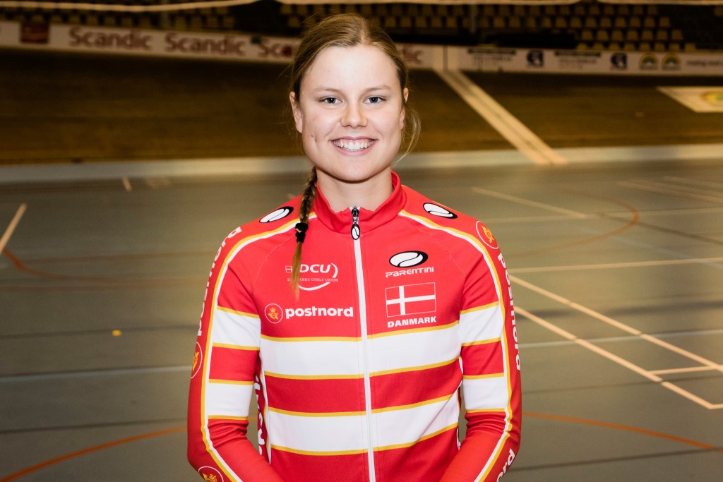 Fik lige en snak og et smil fra Amalie Dideriksen, ved den afsluttende træning, inden afrejsen - foto: Jesper Skovbølle