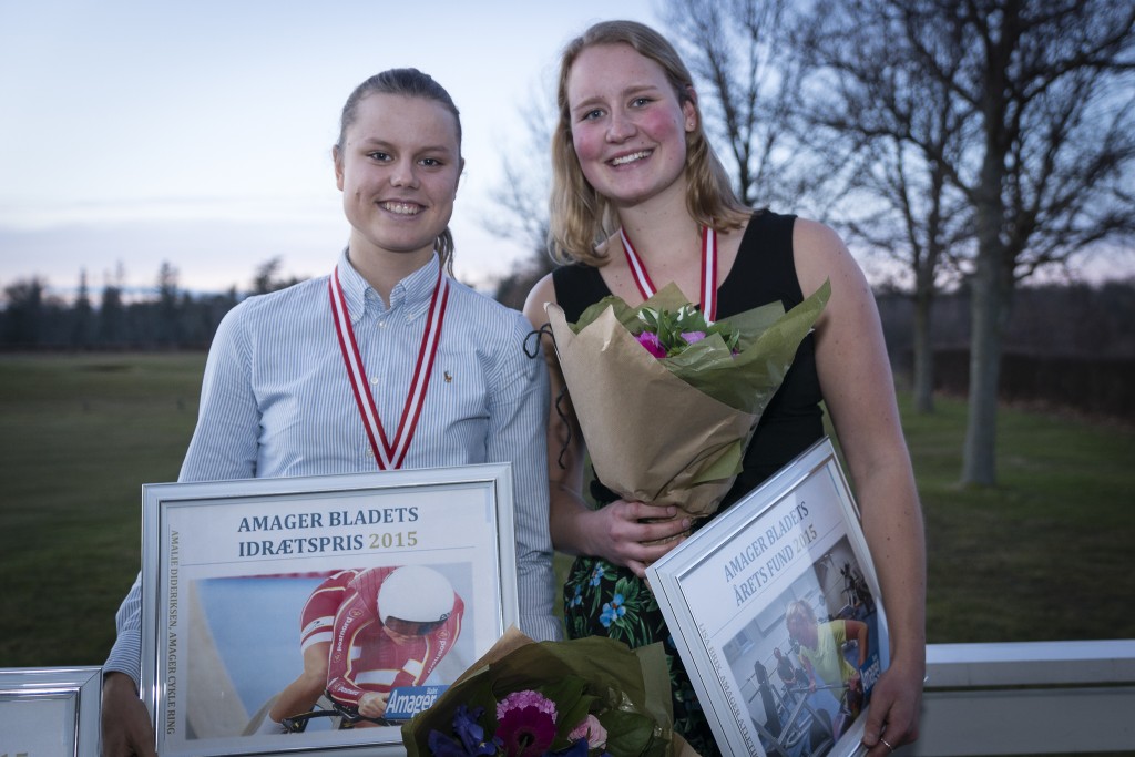 Amagerbladets Idrætspris 2015 til Amalie Dideriksen, her med årets fund, klassekammeraten Lisa Brix - foto: Jesper Skovbølle